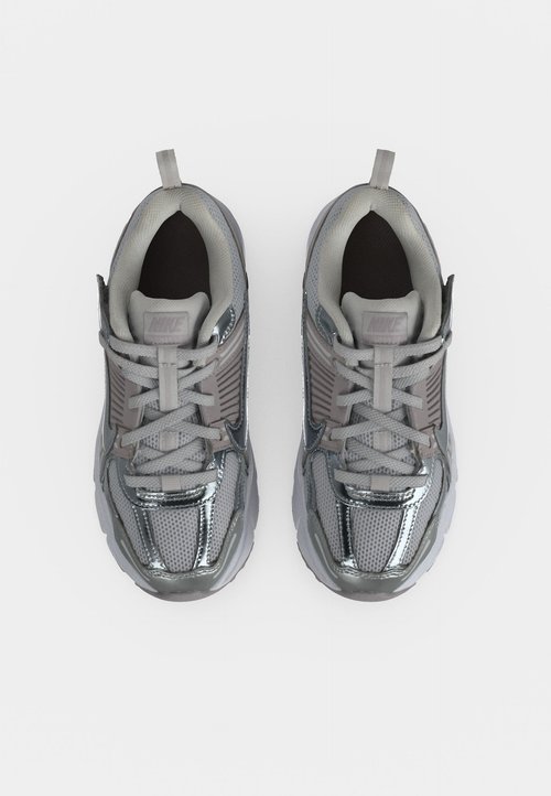 Nike VOMERO 5 BP UNISEX - Zapatillas - vast grey/metallic silver-coloured/silver-coloured lilac/white — photo 5