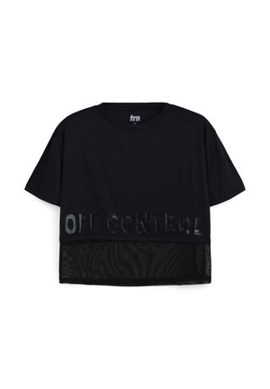 T-shirt cropped nero con la parte superiore liscia e un pannello inferiore in rete. Il testo "OFF CONTROL" è impresso con una finitura lucida.