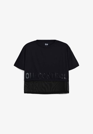 Czarny skórzany t-shirt z krótkim rękawem, z gładką górną częścią i siateczkowym dolnym panelem. Napis "OFF CONTROL" jest wytłoczony w błyszczące wykończenie.