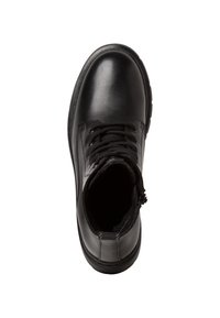 Bottine noire en cuir avec bout rond, lacets à l'avant, doublure douce et semelle en caoutchouc basse. Présente une surface texturée et un design minimal.