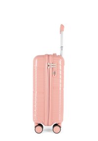 Hartschalenkoffer in pastellrosa mit gerippter Textur, doppeltem Reißverschluss, numerischem Schloss und vier Rollen für eine einfache Handhabung.
