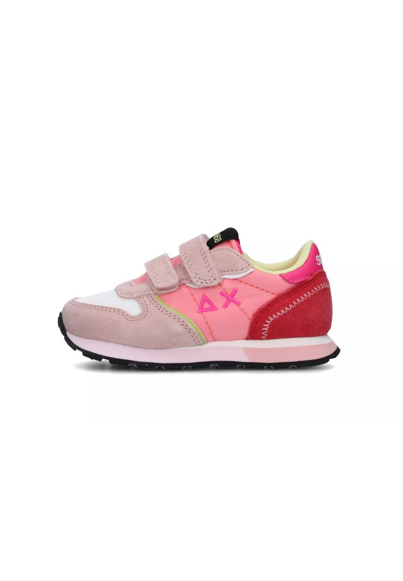 Sneaker rosa e rossa con cinturini in velcro, materiale scamosciato e mesh, punta arrotondata, suola nera, cuciture decorative e accenti con logo.