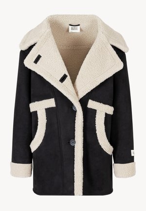 Zwarte nep-shearling jas met crèmekleurige accenten, brede revers, grote frontzakken, knoopsluiting en textiele stof.