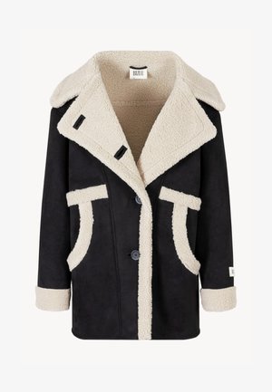 Czarny płaszcz z sztucznego owcza z kremowymi akcentami, szerokimi klapami, dużymi kieszeniami z przodu, z zapięciem na guziki i teksturowanym materiałem.