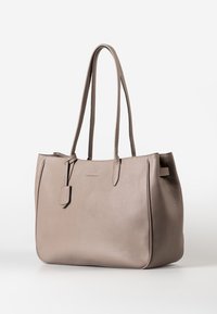 Leder-Umhängetasche in hellem Taupe mit einer genarbten Textur, doppelten Tragegriffen und einem abnehmbaren Tag. Öffnet sich zu einem geräumigen Innenraum.