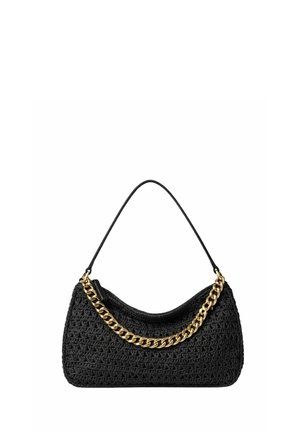 Borsa intrecciata nera con una parte superiore curva, dotata di una sottile tracolla e un dettaglio di una spessa catena dorata sul davanti.