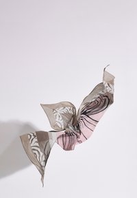 Zijde sjaal met een bloemenpatroon in roze en bruine tinten, met abstracte patronen. Licht, vloeiend materiaal met afgewerkte randen.