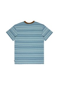 Camiseta de manga corta en azul claro con un patrón geométrico. Presenta un cuello marrón y un ajuste relajado, confeccionada en algodón suave.