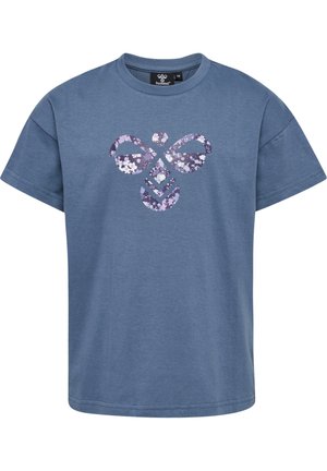 Blå bomulds t-shirt med et blomstermønstret logo i nuancer af lilla. Korte ærmer og en klassisk rund halsudskæring.