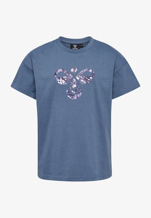 Blå bomulds t-shirt med et blomstermønstret logo i nuancer af lilla. Korte ærmer og en klassisk rund halsudskæring.