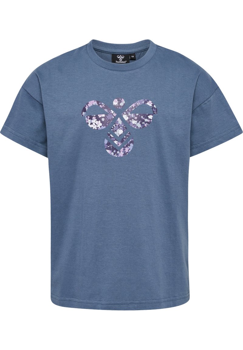 Blauw katoenen T-shirt met een logo in bloemmotief in paarse tinten. Korte mouwen en een klassieke ronde hals.