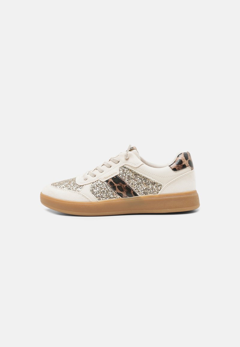 Baskets basses crème avec panneaux pailletés, accents imprimé léopard, lacets beige et semelle en caoutchouc marron clair, vues de profil.