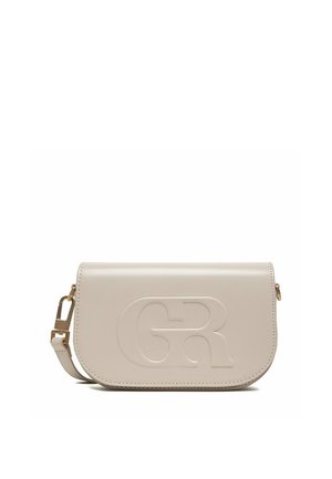Beżowa skórzana torba na ramię z wypukłym logo "GR" na przedzie oraz złotym zapięciem na regulowanym pasku.