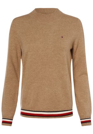 Pull en maille marron avec un col montant, des poignets et un ourlet côtelés. Présente des rayures horizontales rouges, blanches et noires près du bas.