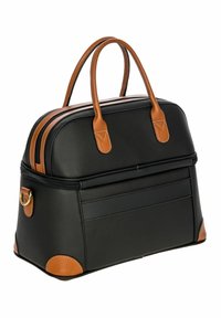 Bolso negro de cuero sintético con acentos de cuero marrón, doble cremallera, forma estructurada y asas redondeadas. Costuras notables y detalles en las esquinas.