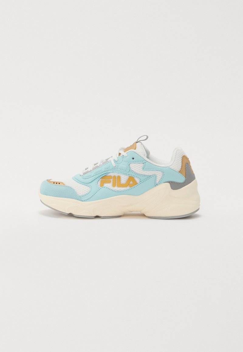 En FILA-sneaker med en ljusblå ovandel, vit mesh och beige accenter. Den kraftiga sulan är krämfärgad med ett strukturerat mönster och logodetalj.