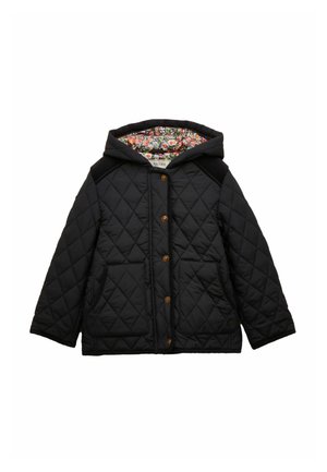 Czarna pikowana kurtka z kapturem, z kwiatowym wzorem na podszewce, zapinana na guziki z dwoma przednimi kieszeniami.