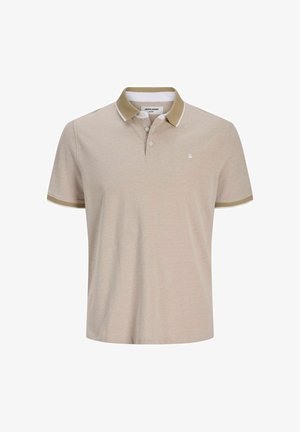 Bordinis trumpomis rankovėmis polo marškinėliai smėlio spalvos su smėlio spalvos apykakle ir rankovių kraštais, trijų mygtukų kišenėle ir mažu baltu logotipu ant krūtinės.