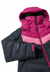 Giacca imbottita di un grigio scuro con un design a zig-zag rosa e rosa chiaro. Presenta una chiusura a zip anteriore, cappuccio regolabile e polsini elasticizzati.
