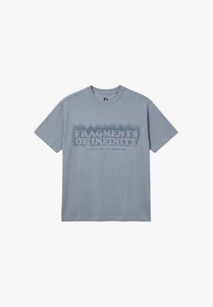 Jasnoniebieska koszulka z krótkim rękawem z pogrubionym napisem „FRAGMENTS OF INFINITY” na klatce piersiowej i mniejszym tekstem poniżej, wyśrodkowanymi z przodu.