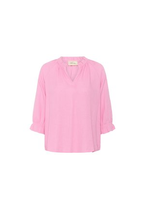 Rozā lina blūze ar V veida kakla izgriezumu, savāktām apkaklītēm un trīs ceturtdaļu piedurknēm ar volānu akcentiem. Brīvā piegriezumā ar nedaudz pazeminātu apakšmalu.