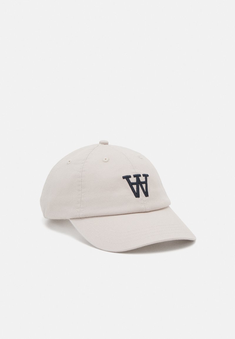 Beige Baumwoll-Baseballmütze mit einem gebogenen Schirm, ausgestattet mit einem dunkelblauen "W"-Logo auf der Vorderseite und sechs gestickten Belüftungsösen.