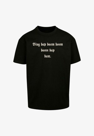 Fekete pamut póló rövid ujjal, kerek nyakkivágással, díszes betűtípussal nyomtatott szöveggel, amely így szól: "Bing bap boom boom boom bap bam."