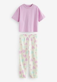 T-shirt en coton lilas clair à manches courtes assortie à un pantalon crème avec des motifs de cœurs pastel roses et bleus et une taille élastique.