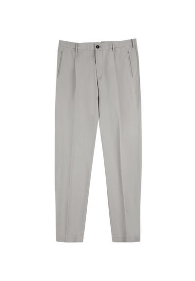 Pantalones grises claros hechos de una tela suave, con bolsillos frontales, cierre de botón y un diseño de pierna recta.