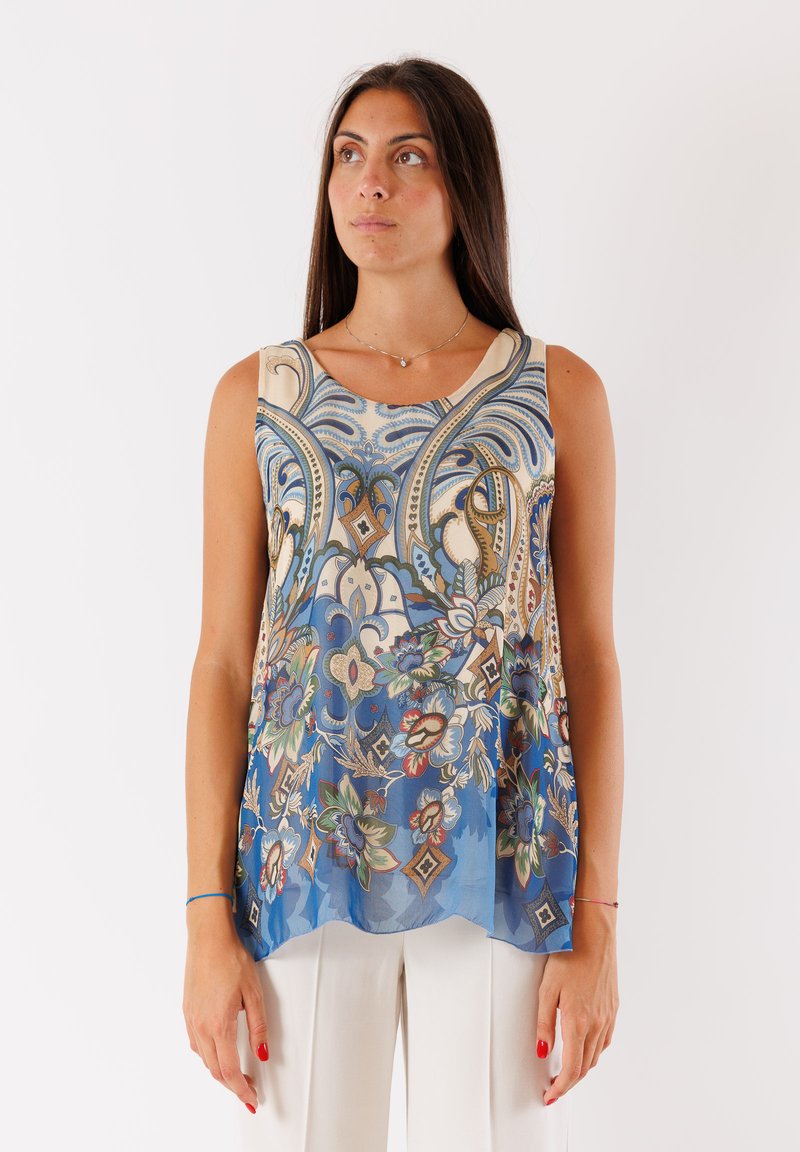 Top senza maniche di colore blu, realizzato in tessuto leggero, con un motivo floreale e geometrico, dotato di scollatura rotonda e vestibilità ampia.