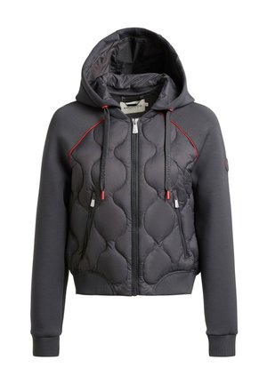 Donkergrijze kapjas met doorgestikte voorkant, ritssluiting, twee ritstasjes, rode biesaccenten en trekkoorden met rode uiteinden.