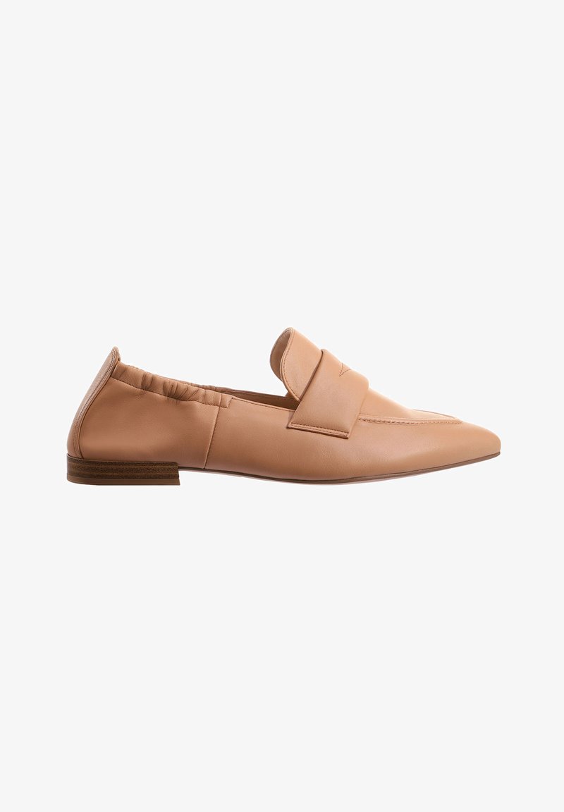 Braune Lederloafers mit spitzem Zehenbereich und einem breiten Riemen über dem Oberteil. Weiche Textur und elastischer Rücken für einen bequemen Sitz. Flache Sohle.