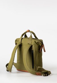 Zaino verde oliva realizzato in tessuto resistente, con spallacci imbottiti, maniglie superiori, una tasca con zip e dettagli in pelle marrone.