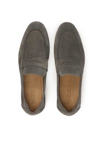 Šedé semišové loafers s hladkým povrchem, které mají vyšitý detail přes přední část a koženou stélku s embosovaným brandingem.
