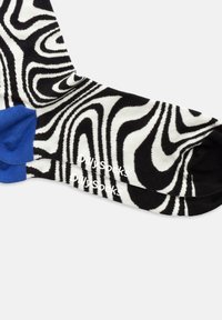 Sorte og hvide mønstrede sokker med svirl, der har en ensfarvet blå accent på skaftet og et trykt "DILY Socks" label i hvid.