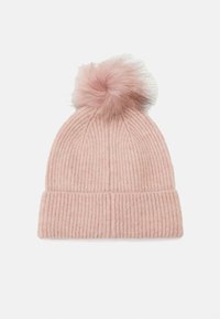 Kergedav õrnroosa kammitud beanie, millel on sooniline tekstuur ja mis on varustatud karvase pom-pomiga tipus. Mütsil on volditud äär.