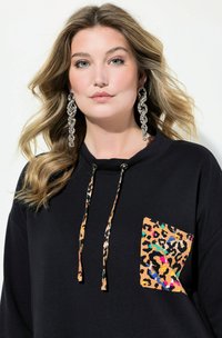 Felpa nera con cappuccio e lacci, dotata di una tasca con stampa leopardata e dettagli colorati. Tessuto morbido con una vestibilità comoda e maniche lunghe.