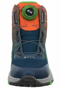 Scarpa da trekking blu e marrone con dettagli verdi, sistema di chiusura BOA, marchio GORE-TEX, materiale testurizzato e design della suola robusto.