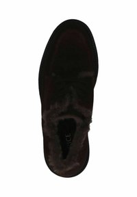 Sneaker in suede marrone con colletto in pelliccia sintetica, punta rotonda, suola in gomma nera e lacci piatti. Progettato per un uso casual. Presenta una parte superiore testurizzata.