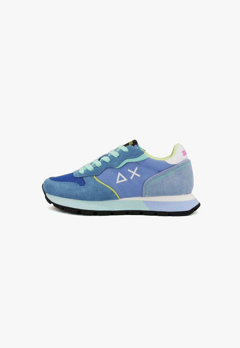 Blaue und hellblaue Wildledersneaker mit Netzpaneelen, runder Zehenpartie, geschichtetem Design, weißen Logoakzenten, schwarzer Laufsohle und mintgrünen Schnürsenkeln.