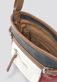 Mała skórzana torba na ramię w kolorach brązowym, czarnym, białym i czerwonym, z otwartą główną komorą oraz zewnętrzną kieszenią na zamek.