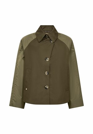 Krótka oliwkowo-zielona kurtka z zapięciem na guziki, kontrastowymi jaśniejszymi raglanowymi rękawami, spiczastym kołnierzem i dwoma przednimi kieszeniami.