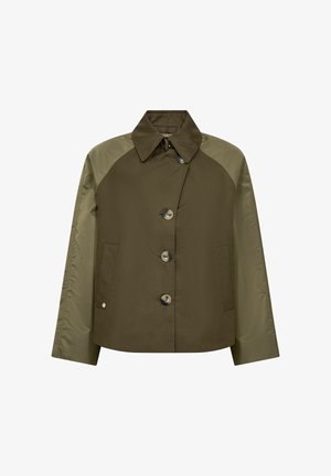 Krótka oliwkowo-zielona kurtka z zapięciem na guziki, kontrastowymi jaśniejszymi raglanowymi rękawami, spiczastym kołnierzem i dwoma przednimi kieszeniami.