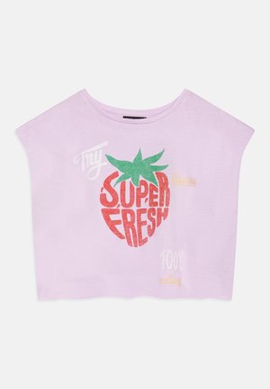 Lys lilla ærmeløs cropped top med stort rødt jordbærmotiv og tekst, der siger "My Super Fresh 100 % naturel."