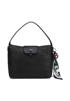 Borsa nera intrecciata con una singola tracolla, chiusura a patta e una sciarpa colorata con motivo annodata da un lato.