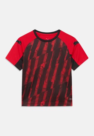 Tricou sport cu mânecă scurtă roșu și negru, cu un model grafic abstract, guler rotund negru și logo Puma pe mâneci și piept.