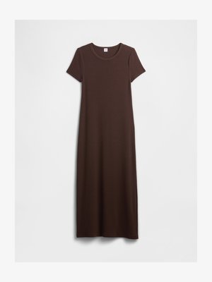 Bruine maxi-jurk met korte mouwen, gemaakt van zachte stof met een ronde halslijn en een eenvoudige, rechte snit. Geen patronen of accenten zichtbaar.