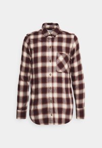 Karierte Flanellbluse in Burgunderrot, Creme und Grau, mit Knopfleiste und einer Brusttasche. Weiche Textur.