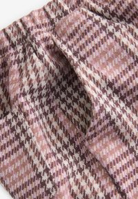 Tessuto a trama tessuta con motivo a pied de poule nei toni di rosa, beige e marrone; presenta una vita elasticizzata e una consistenza morbida.