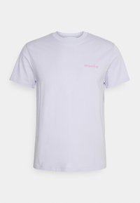 T-shirt en coton violet clair avec un col rond et des manches courtes. Présente le texte « OPENMIND » en rose brodé sur la poitrine gauche.